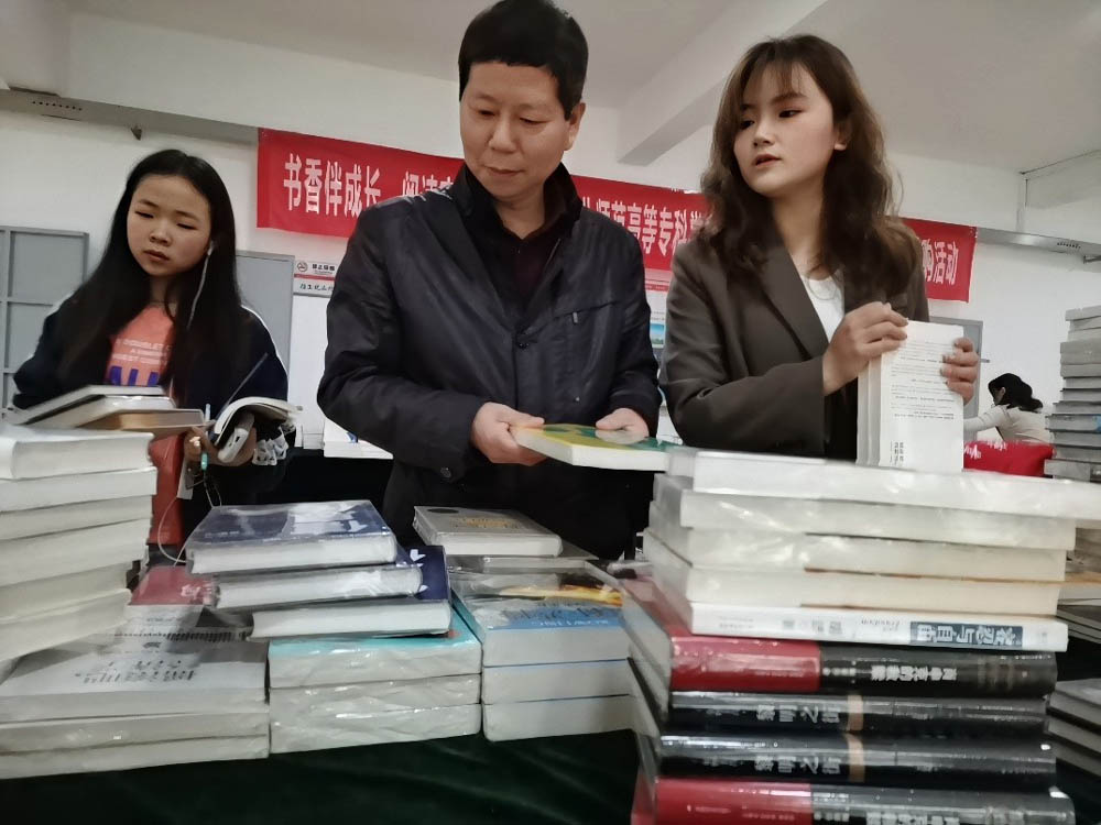 “書香伴成長，閱讀育新人”——我校圖書館成功舉辦 “你選書，我買單”活動