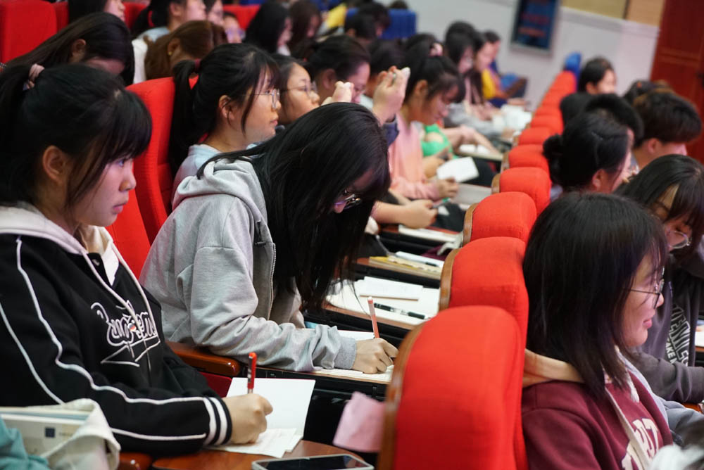 聆聽(tīng)黨的知識(shí)與輝煌黨史，譜寫精神信念的“高歌”——衡陽(yáng)幼兒師范高等專科學(xué)校舉辦2021年度業(yè)余黨校第一期培訓(xùn)班