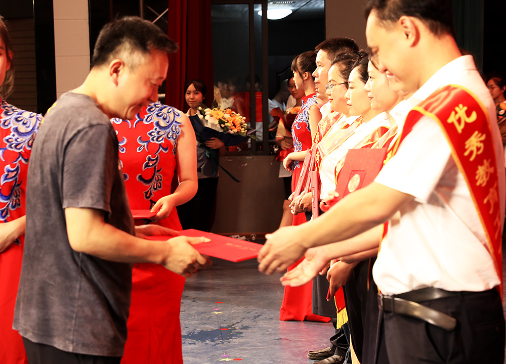 衡陽幼高專舉行慶祝第37個教師節(jié)表彰大會