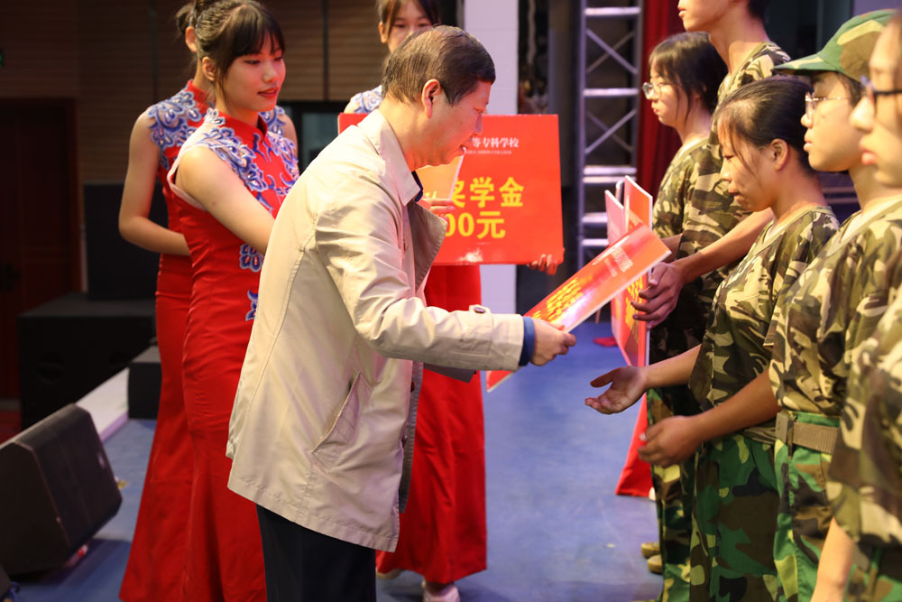 衡陽(yáng)幼高專(zhuān)舉行2021年秋季開(kāi)學(xué)典禮暨新生軍訓(xùn)動(dòng)員大會(huì)