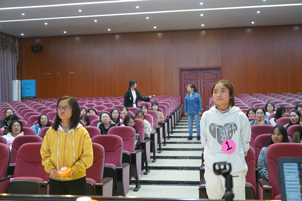 歷史賦予詩(shī)詞，詩(shī)詞光耀我心                  ——衡陽(yáng)幼兒師范高等專(zhuān)科學(xué)校第一屆“中國(guó)詩(shī)詞大會(huì)”選拔賽完美收官