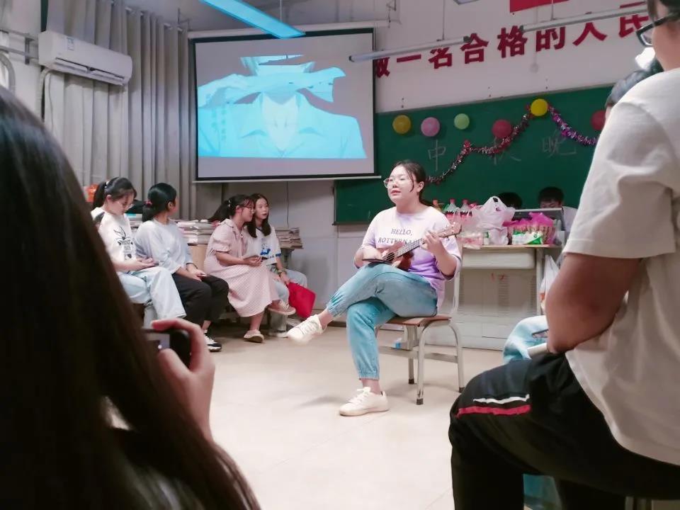 中秋佳節(jié)，師生一起過(guò)！