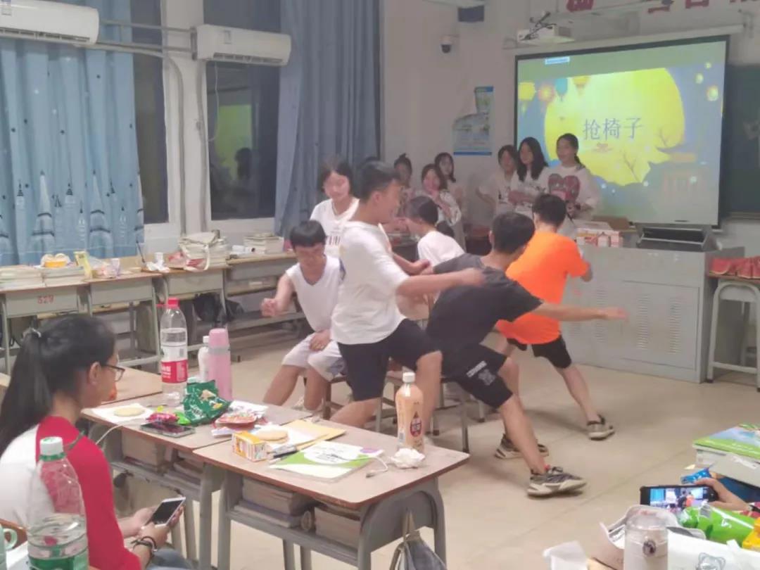 中秋佳節(jié)，師生一起過(guò)！
