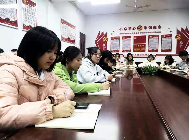 衡陽(yáng)幼高專召開(kāi)“我和校長(zhǎng)面對(duì)面”2021級(jí)新生代表座談會(huì)