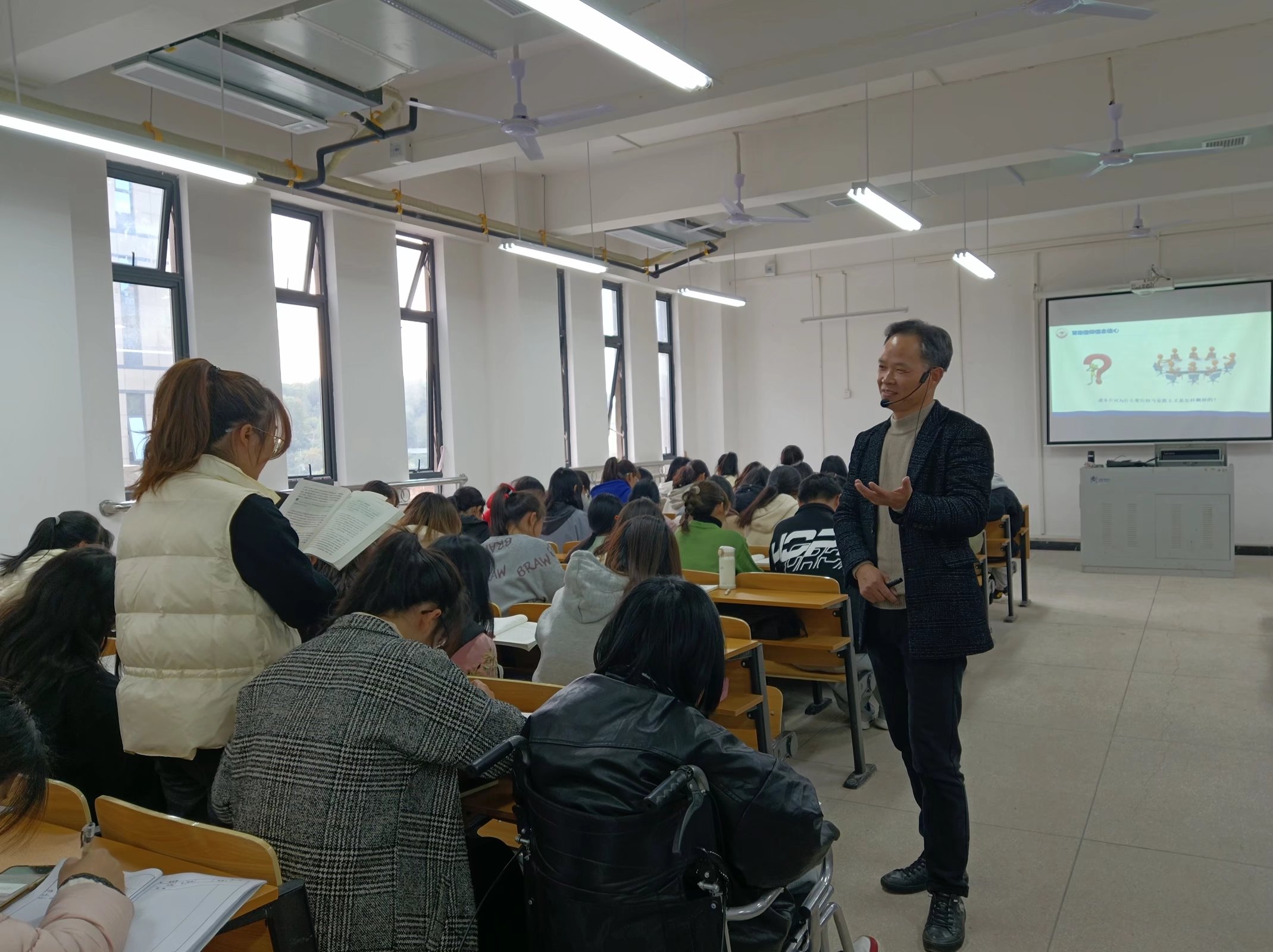 以研促教 以研促改 ——思想政治課部開(kāi)展研討課活動(dòng)