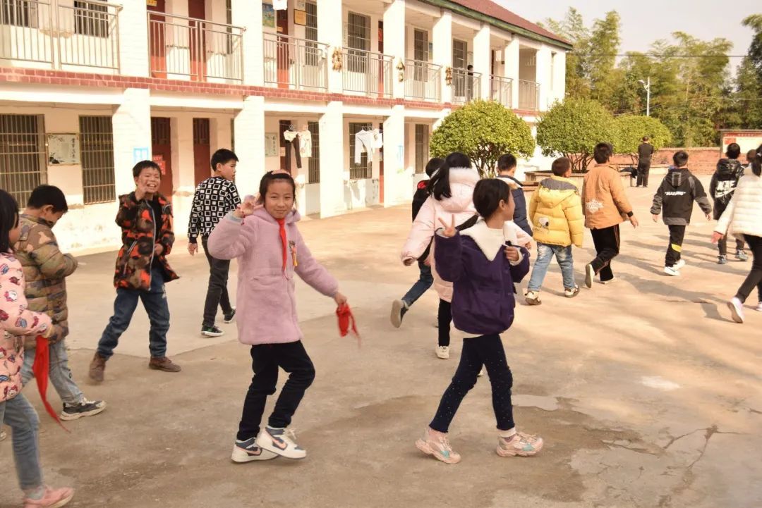 感動(dòng)！他們一次次來(lái)村小支教