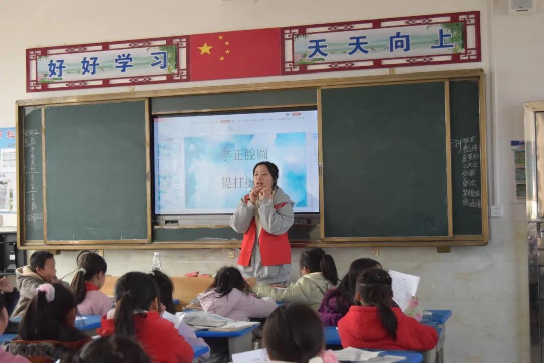 感動(dòng)！他們一次次來(lái)村小支教