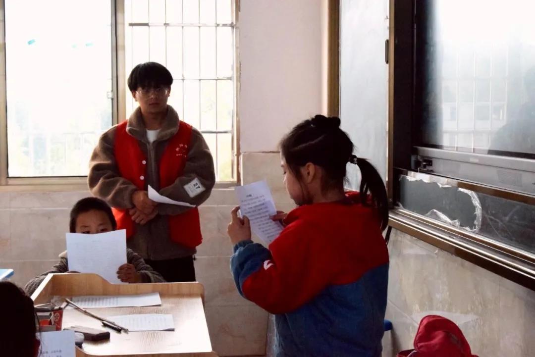 感動(dòng)！他們一次次來(lái)村小支教