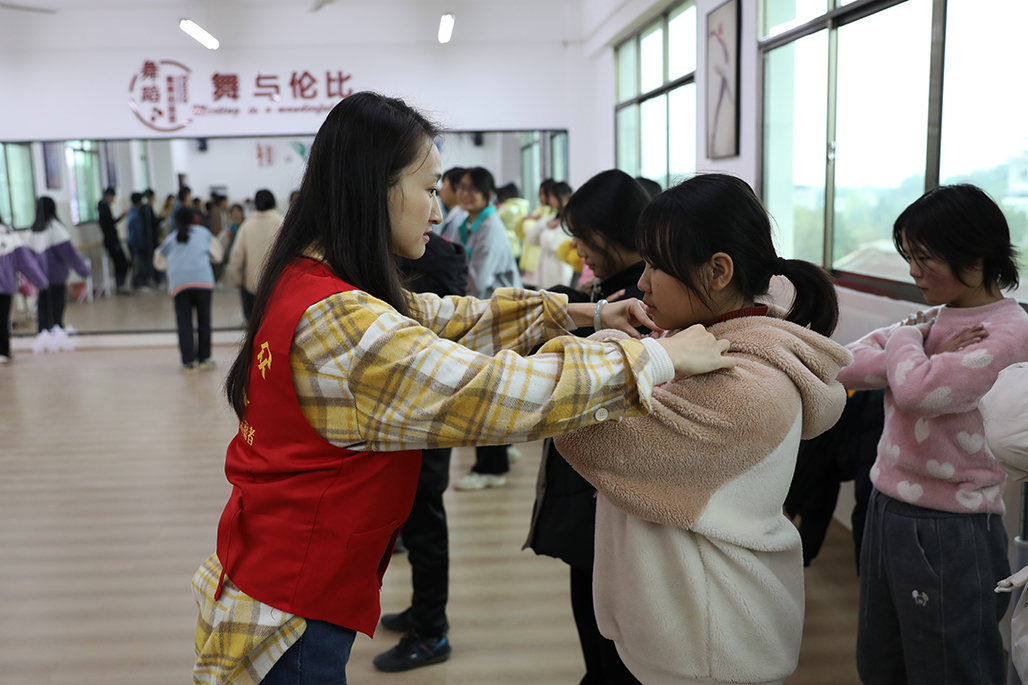 衡陽幼兒師范高等?？茖W校積極開展“百千萬‘藝術童伴’——留守兒童關愛工程”支教幫扶活動