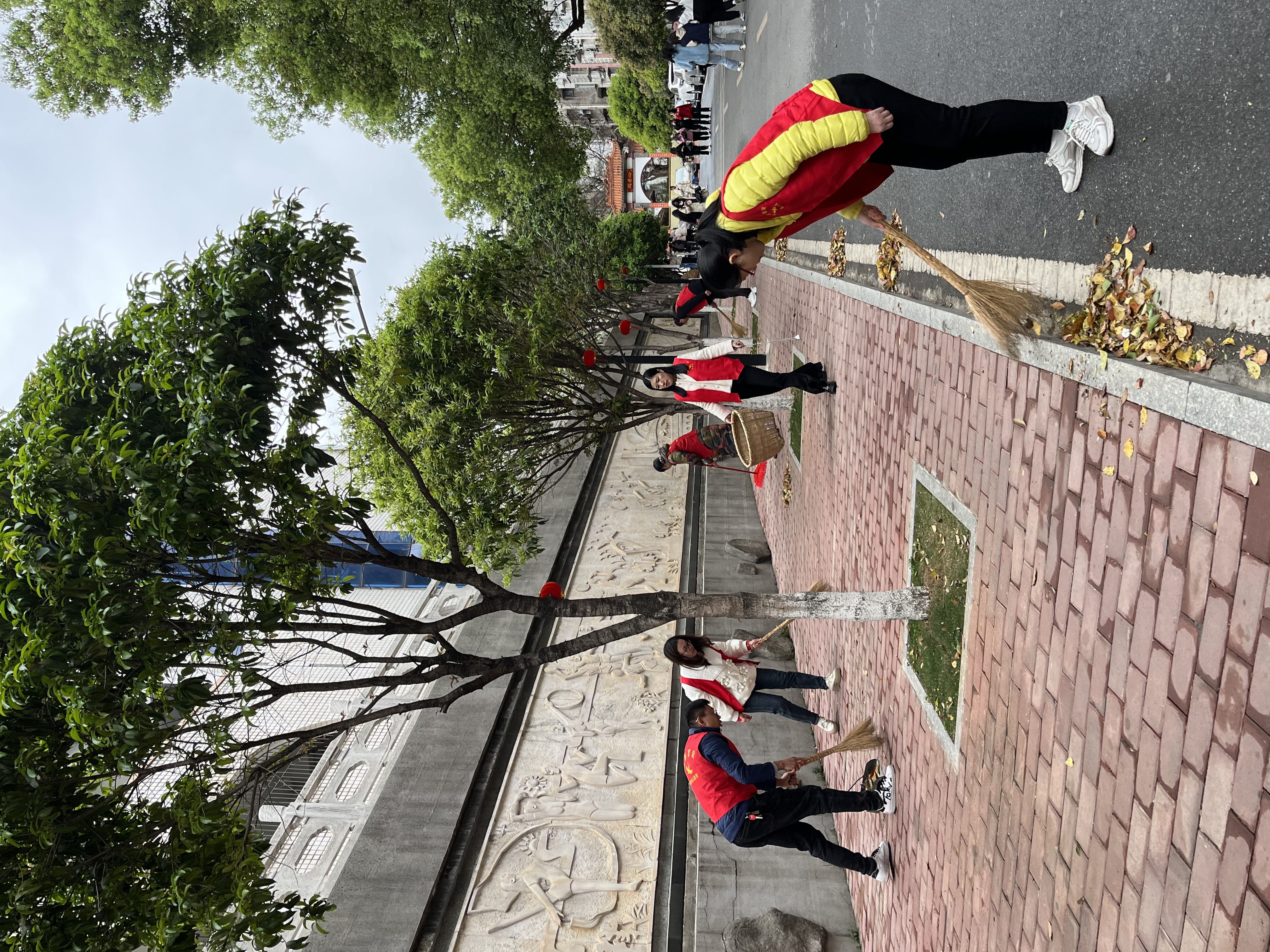 創(chuàng)文在行動(dòng)：衡陽(yáng)幼兒師專(zhuān)開(kāi)展校園包路段衛(wèi)生清掃志愿者活動(dòng)