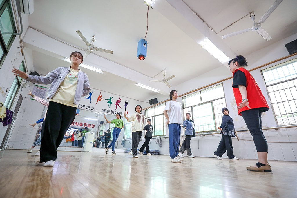 “藝”起成長，伴你同行 ——衡陽幼兒師專志愿者赴衡南縣松江聯(lián)合學(xué)校長嶺校區(qū)開展支教幫扶活動