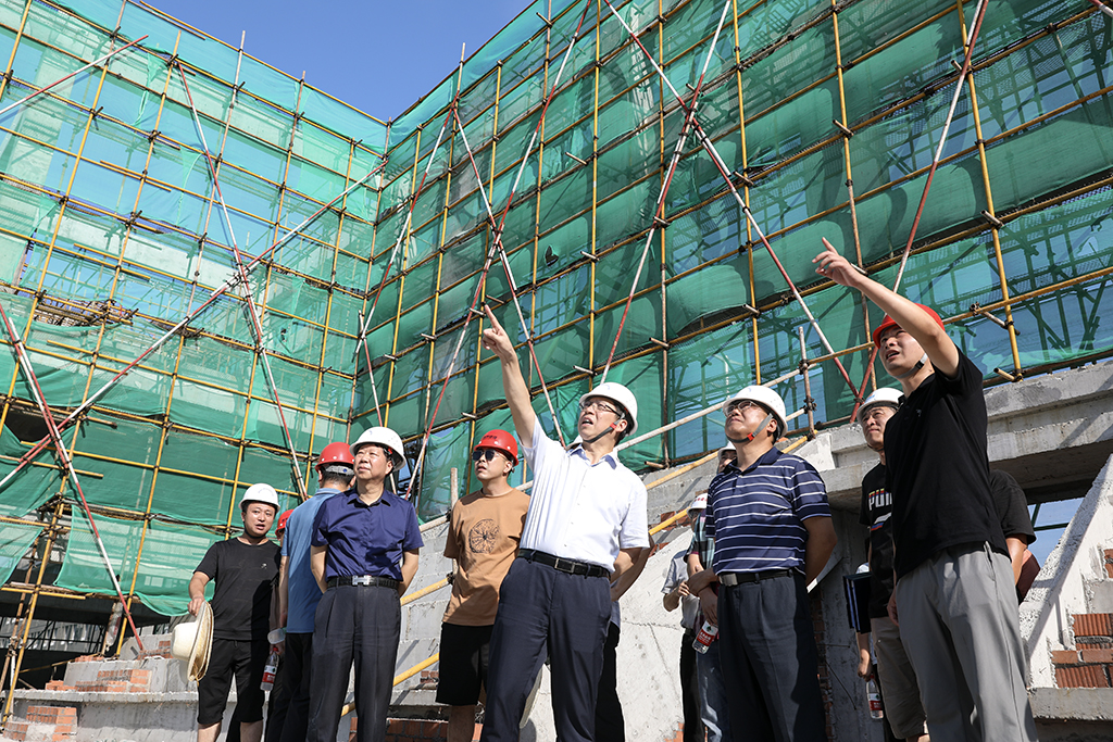 校領(lǐng)導(dǎo)深入學(xué)?；?xiàng)目施工現(xiàn)場(chǎng)檢查指導(dǎo)工作